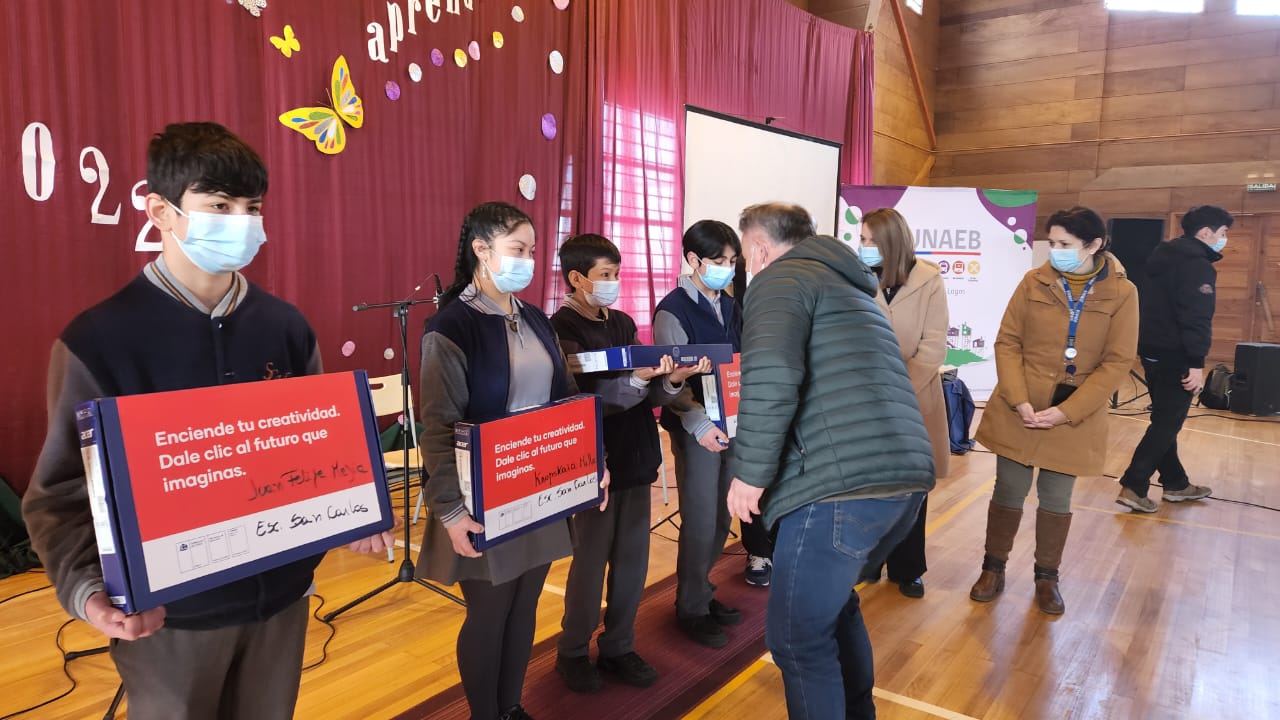 177 alumnos de la comuna de Chonchi recibieron computadores del programa de Junaeb