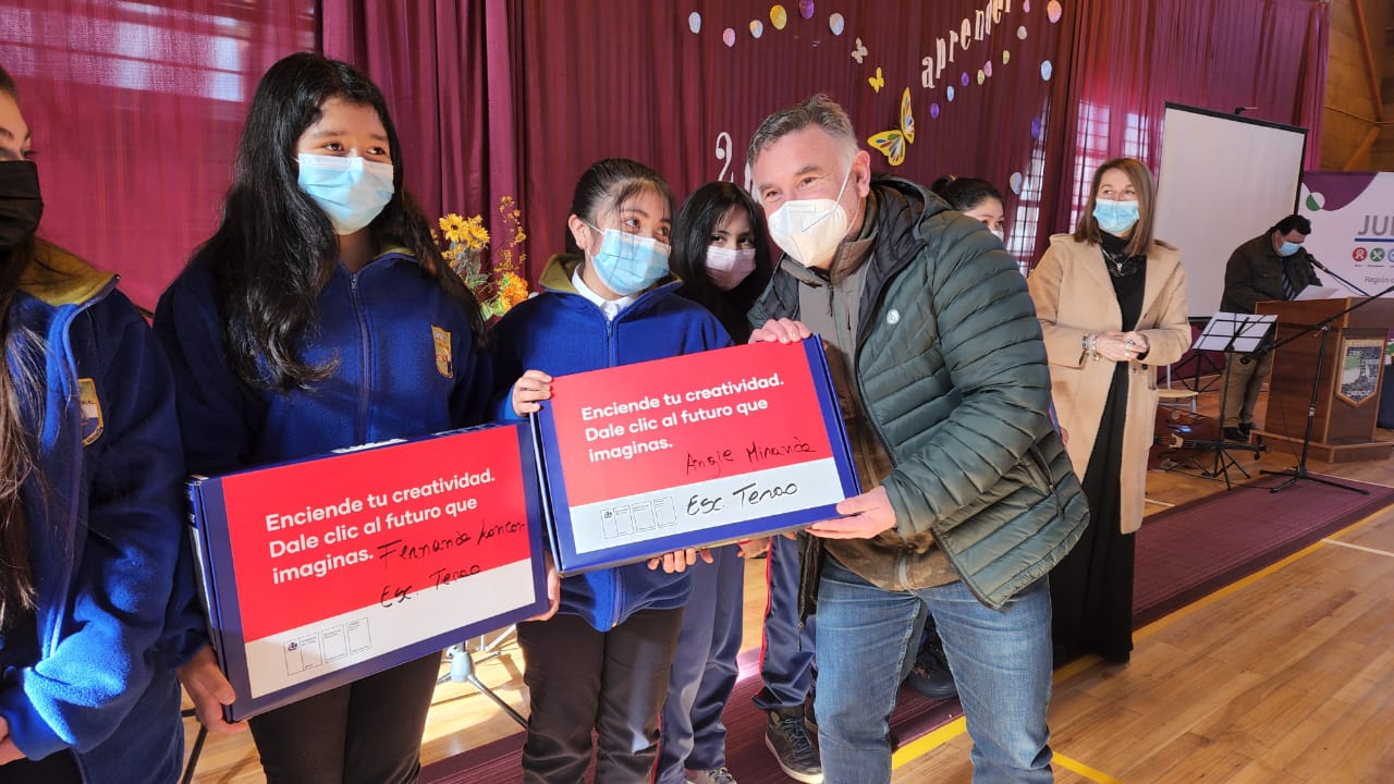 177 alumnos de la comuna de Chonchi recibieron computadores del programa de Junaeb