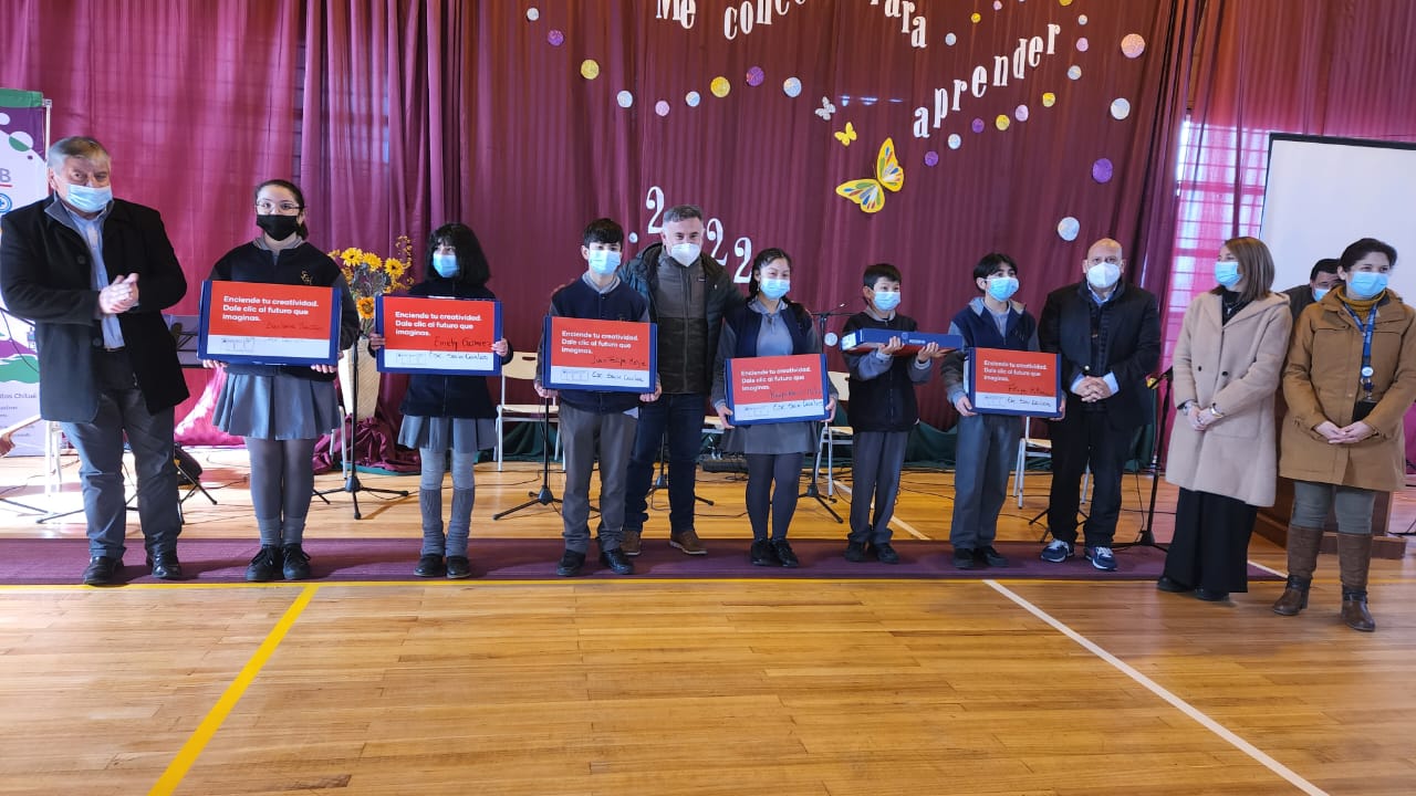 177 alumnos de la comuna de Chonchi recibieron computadores del programa de Junaeb