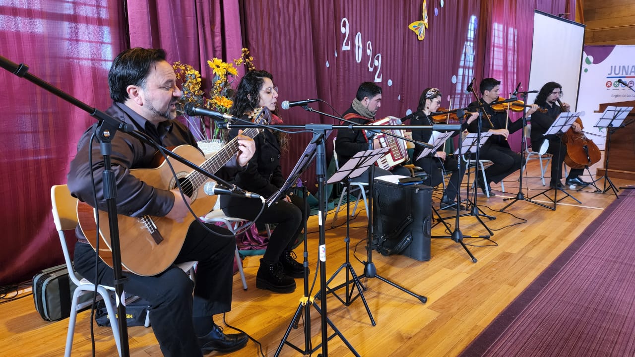 177 alumnos de la comuna de Chonchi recibieron computadores del programa de Junaeb