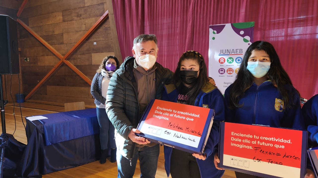 177 alumnos de la comuna de Chonchi recibieron computadores del programa de Junaeb
