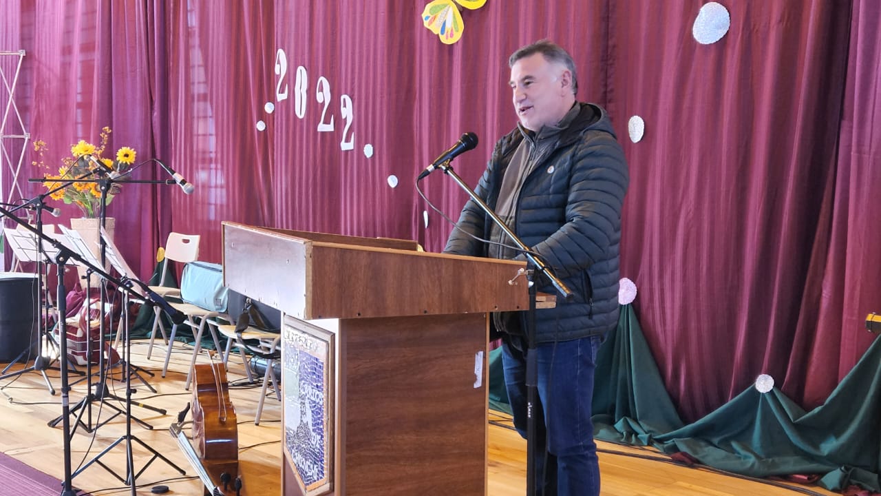 177 alumnos de la comuna de Chonchi recibieron computadores del programa de Junaeb