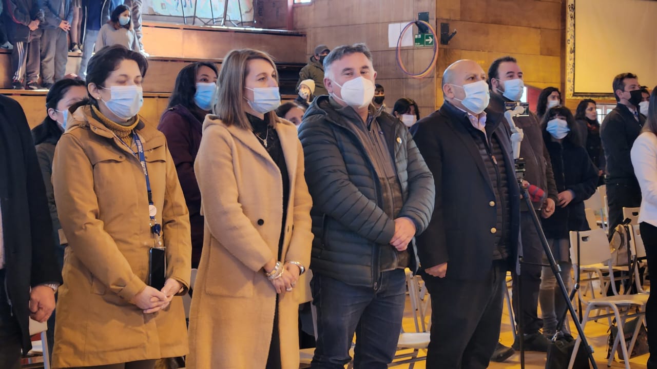 177 alumnos de la comuna de Chonchi recibieron computadores del programa de Junaeb