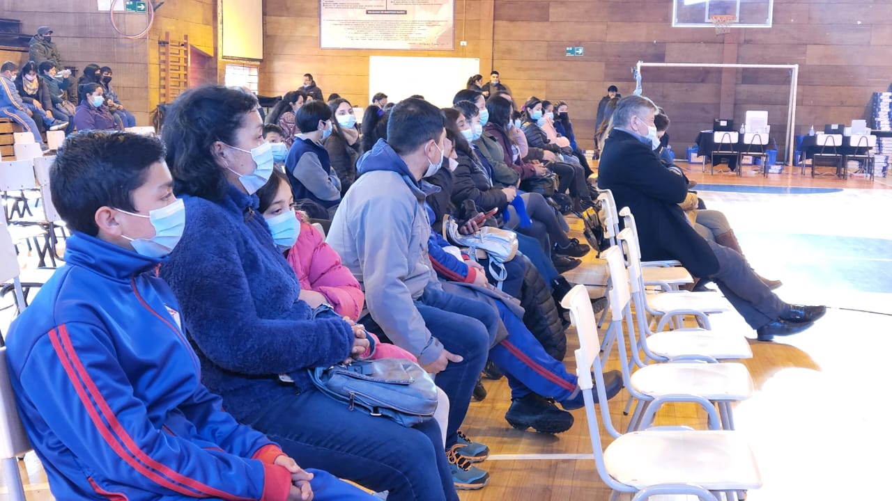 177 alumnos de la comuna de Chonchi recibieron computadores del programa de Junaeb