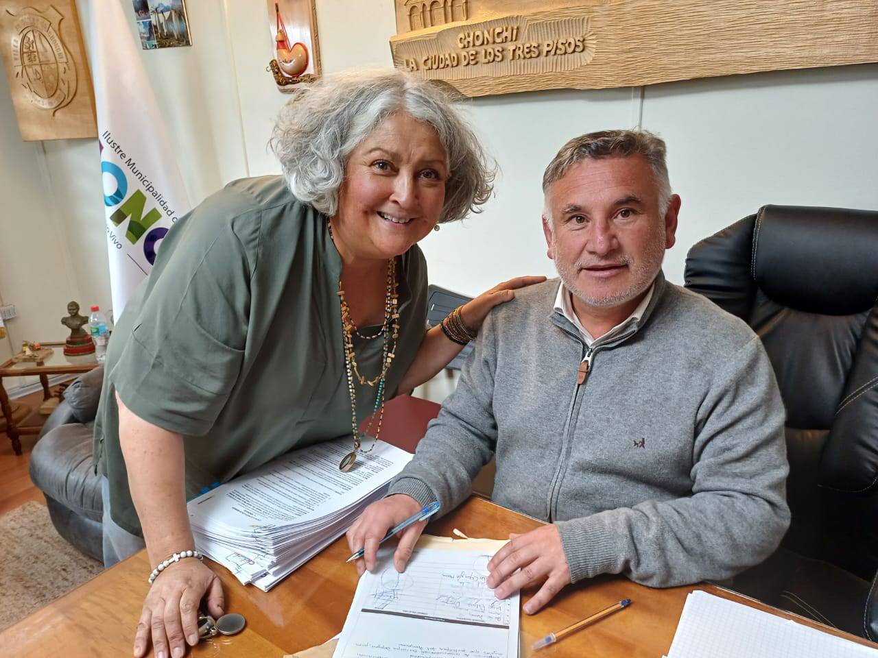 FERNANDO OYARZÚN , ALCALDE DE CHONCHI Y PRODEMU IMPULSAN PROYECTOS PARA MUJERES DE LA COMUNA Y LA PROVINCIA.