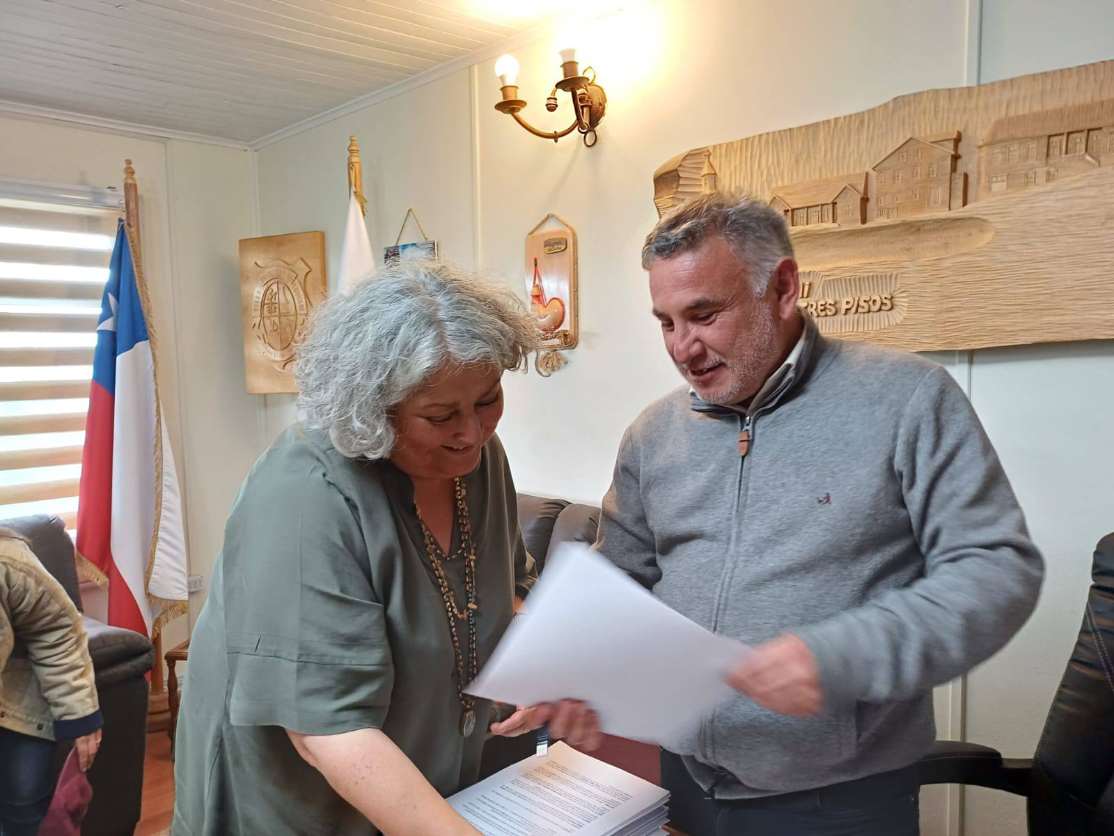 FERNANDO OYARZÚN , ALCALDE DE CHONCHI Y PRODEMU IMPULSAN PROYECTOS PARA MUJERES DE LA COMUNA Y LA PROVINCIA.