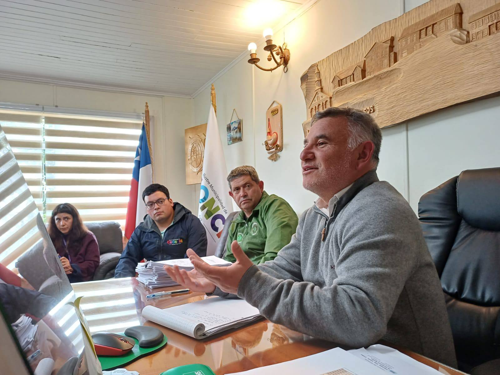FERNANDO OYARZÚN , ALCALDE DE CHONCHI Y PRODEMU IMPULSAN PROYECTOS PARA MUJERES DE LA COMUNA Y LA PROVINCIA.