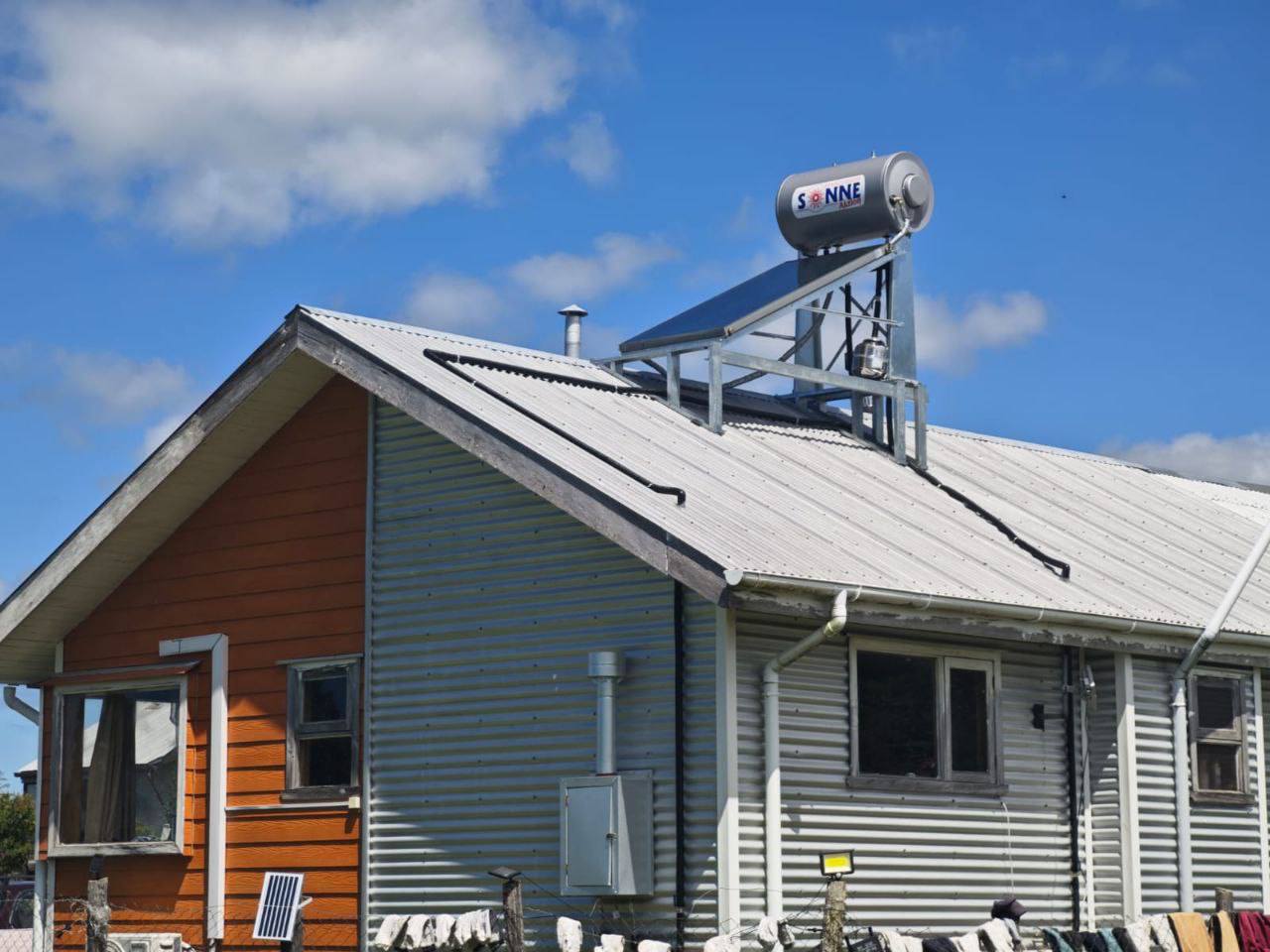 25 FAMILIAS DEL.SECTOR DE PUCATUÉ SON BENEFICIADAS CON 120 MILLONES POR PROYECTO DE COLECTORES SOLARES