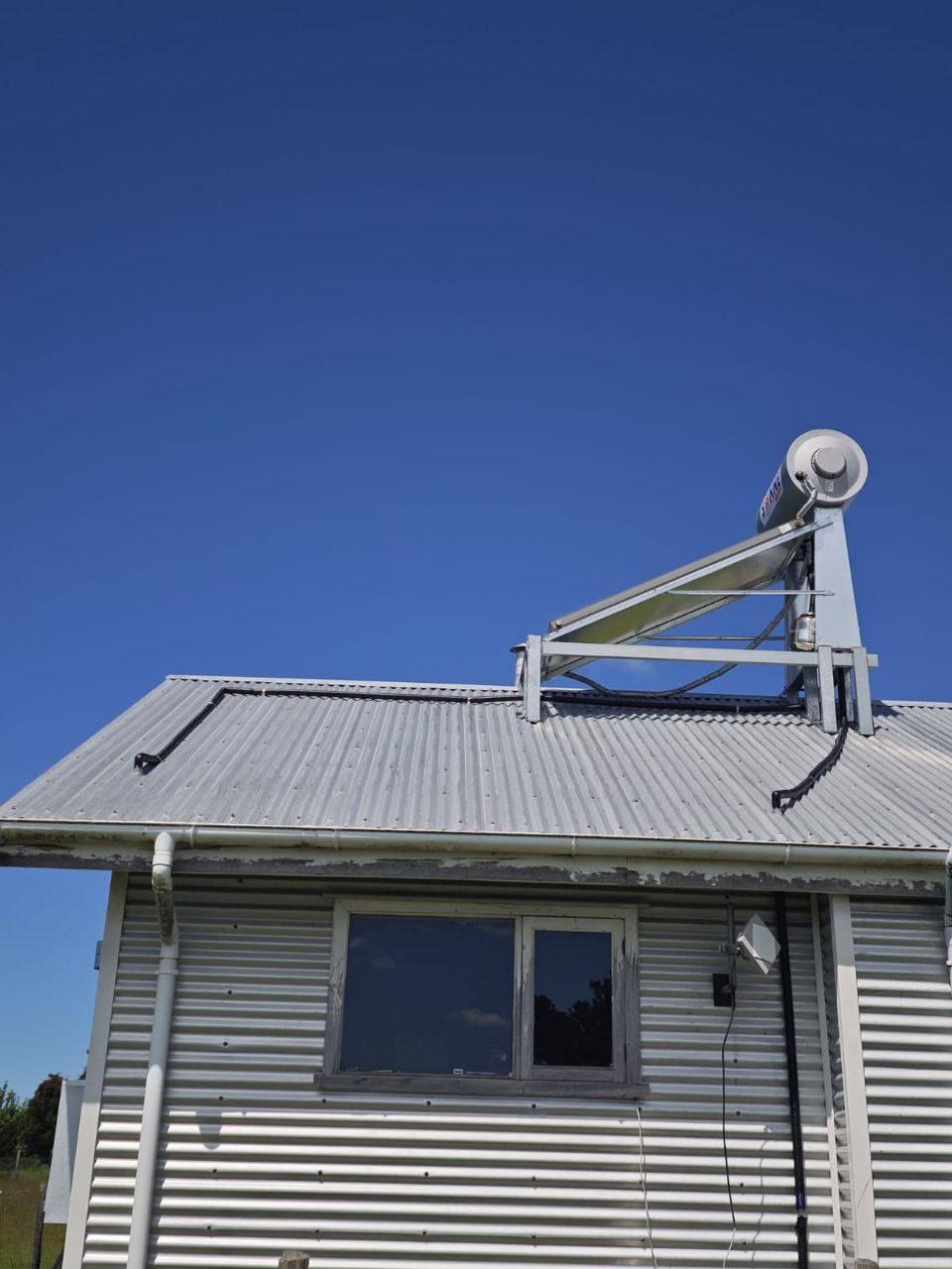 25 FAMILIAS DEL.SECTOR DE PUCATUÉ SON BENEFICIADAS CON 120 MILLONES POR PROYECTO DE COLECTORES SOLARES