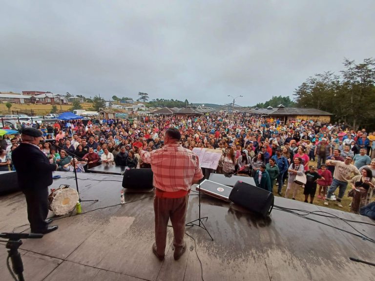 1 FOTO AGUERO MANQUEMILLA Y LOS DE LA ISLA CERRANDO LA FIESTA CRIOLLA CON EL MASIVO PUBLICO