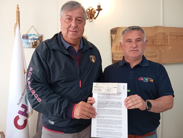 FOTO ENTREGA CHEQUE A BOMBEROS