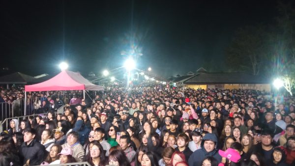 COMPARTIMOS UNA HERMOSA GALERÍA FOTOGRÁFICA DE LOS PRINCIPALES MOMENTOS DEL «GRAN SHOW DE CIERRE DEL VERANO 2025» VIVIDO EN NUESTRA COMUNA DE CHONCHI