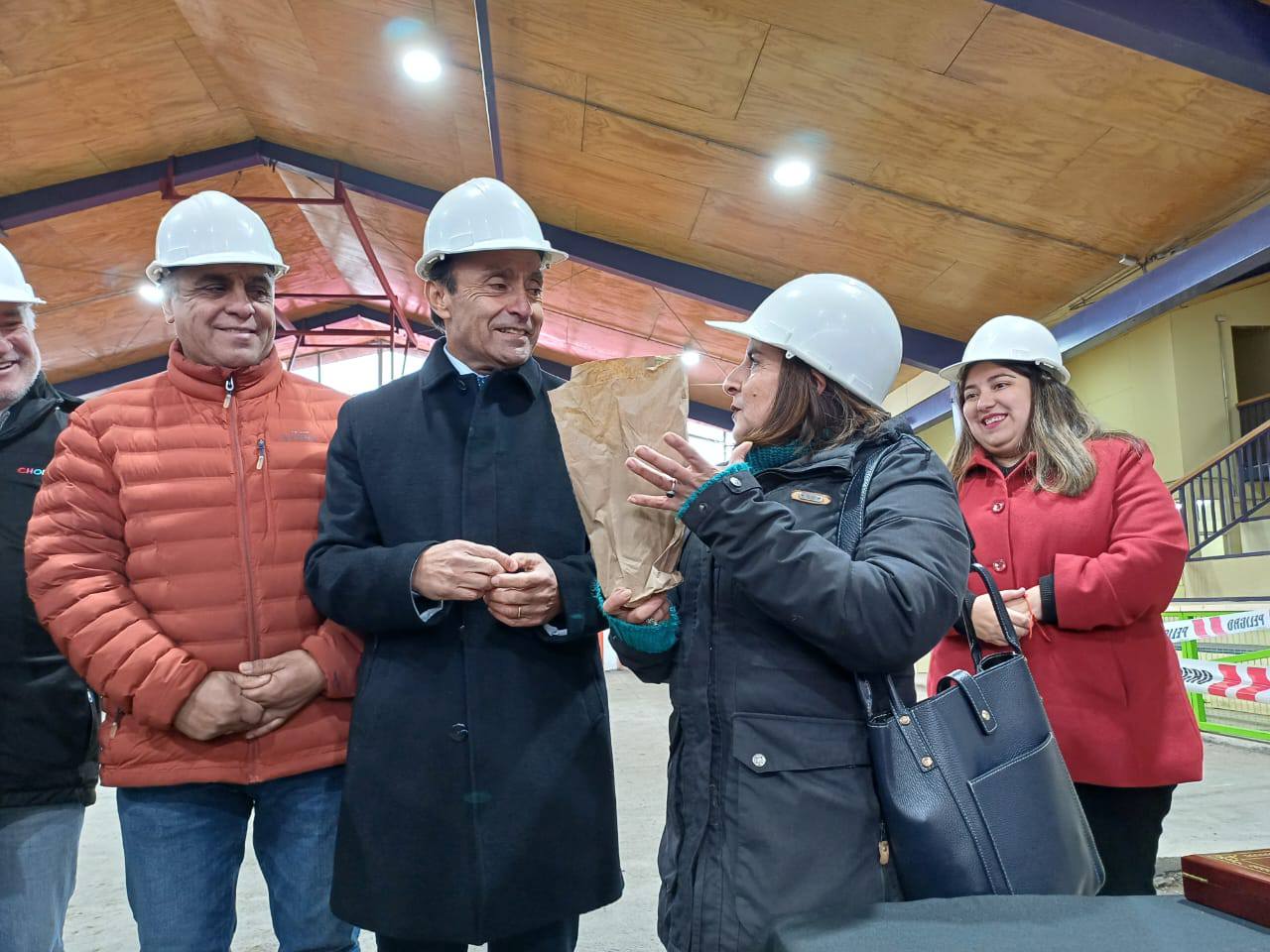 MINISTRO DE DEPORTES JAIME PIZARRO VISITA GIMNASIO FISCAL Y ALBERGUE DEPORTIVO MUNICIPAL DE CHONCHI.
