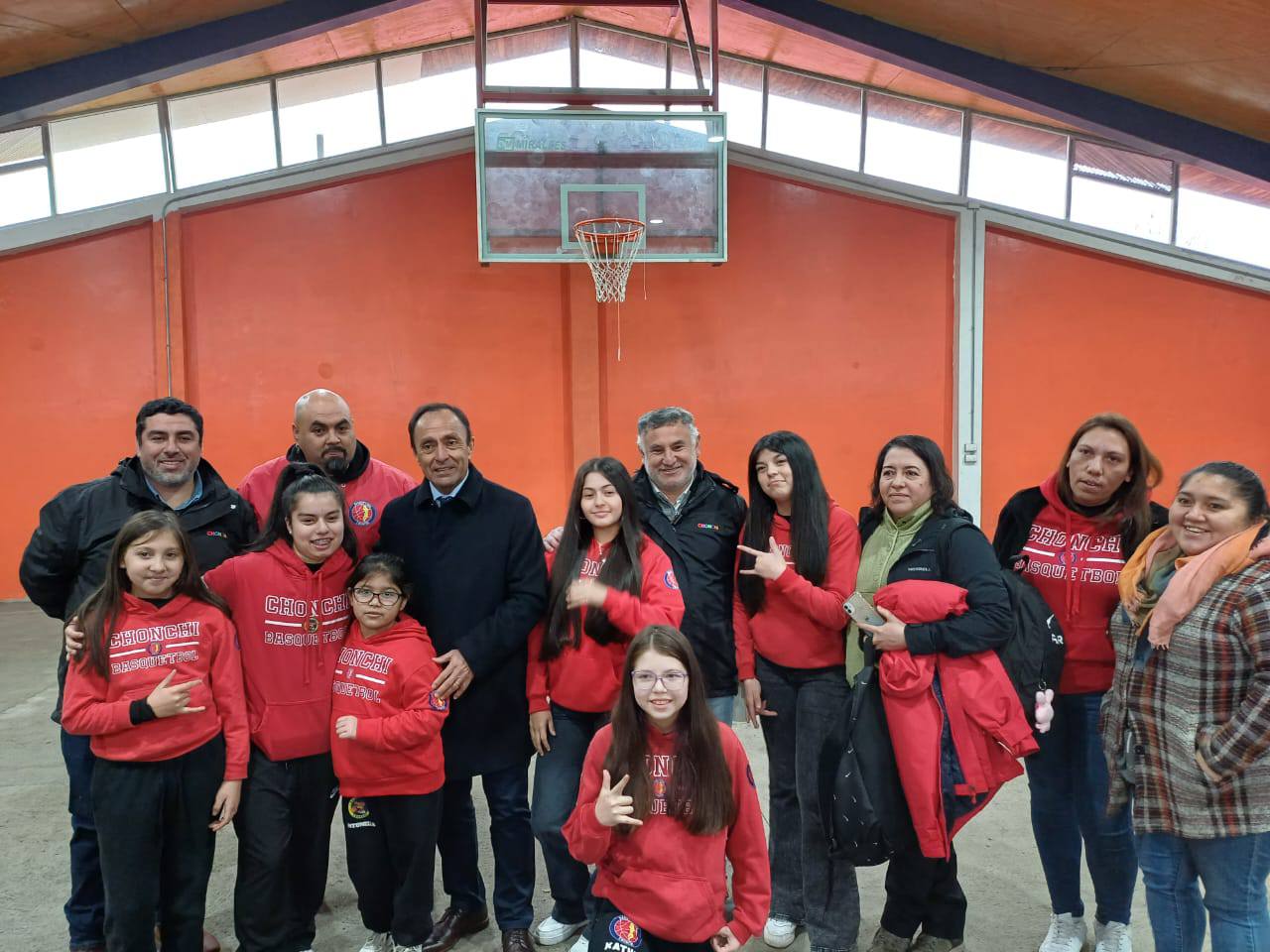 MINISTRO DE DEPORTES JAIME PIZARRO VISITA GIMNASIO FISCAL Y ALBERGUE DEPORTIVO MUNICIPAL DE CHONCHI.