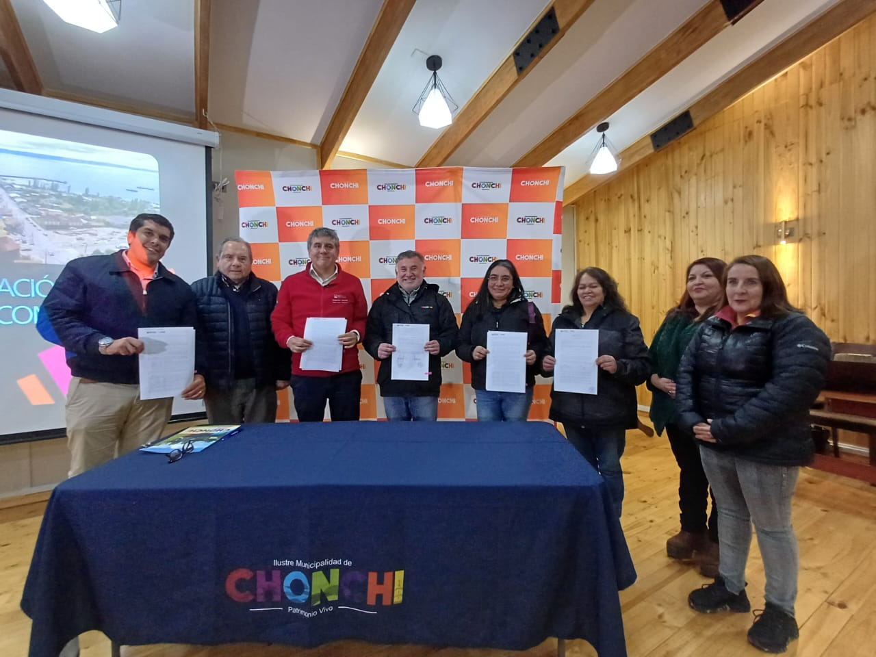 GOBIERNO REGIONAL Y MUNICIPIO DE CHONCHI FIRMAN IMPORTANTE CONVENIO POR MÁS DE $900 MILLONES PARA OBRAS DE INFRAESTRUCTURA LOCAL
