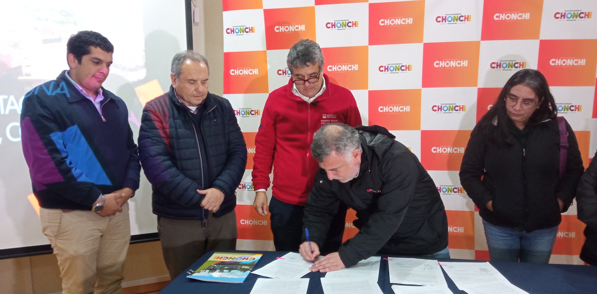 GOBIERNO REGIONAL Y MUNICIPIO DE CHONCHI FIRMAN IMPORTANTE CONVENIO POR MÁS DE $900 MILLONES PARA OBRAS DE INFRAESTRUCTURA LOCAL