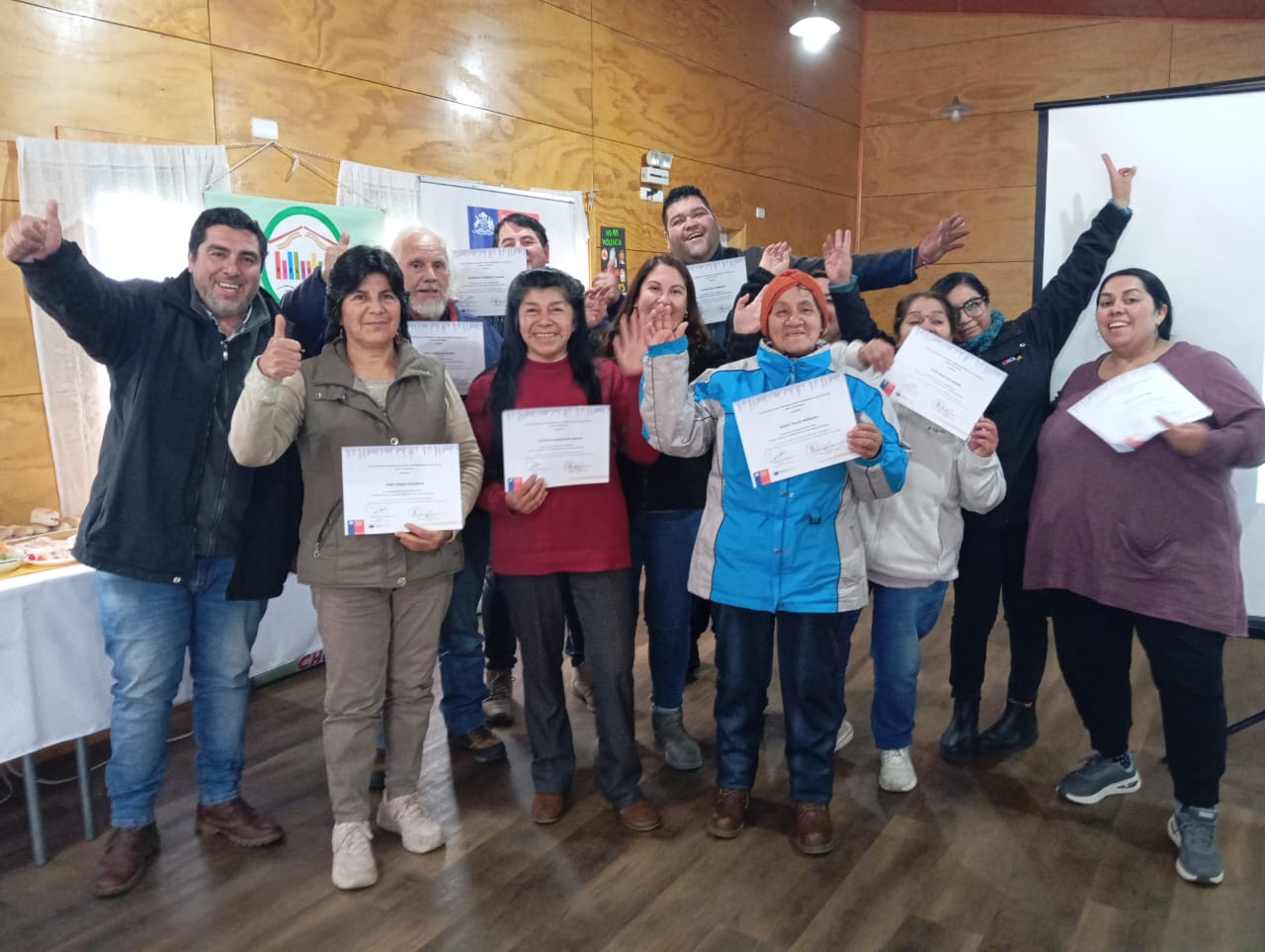 DIRIGENTES Y SOCIOS DE LAS COMUNIDADES INDÍGENAS DE LA CUENCA DEL LAGO HUILLINCO-CUCAO SE CAPACITAN EN ALFABETIZACIÓN DIGITAL.