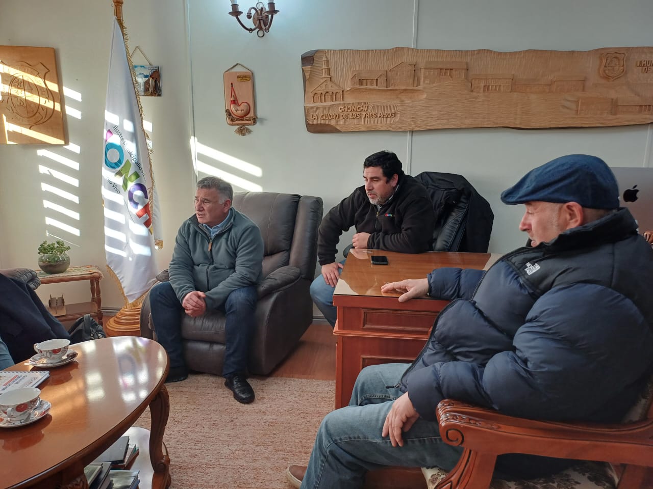 ALCALDE FERNANDO OYARZÚN MACÍAS SOSTIENE IMPORTANTE REUNIÓN CON DIRECTOR REGIONAL DEL IPS.