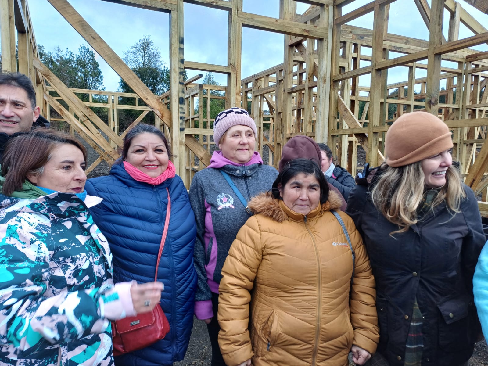 ALCALDE FERNANDO OYARZÚN Y SUBSECRETARIA DEL MINVU VISITAN VILLA “EL CANELO” DE PÚLPITO.