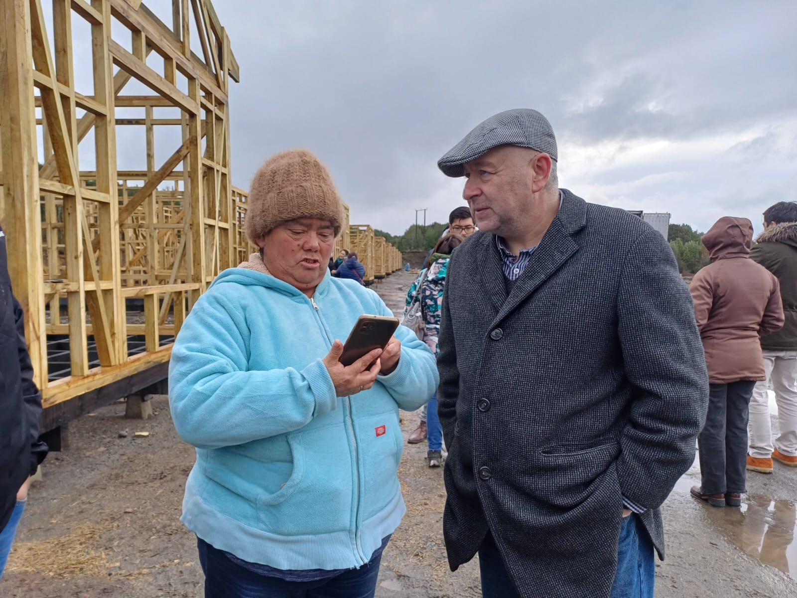 ALCALDE FERNANDO OYARZÚN Y SUBSECRETARIA DEL MINVU VISITAN VILLA “EL CANELO” DE PÚLPITO.