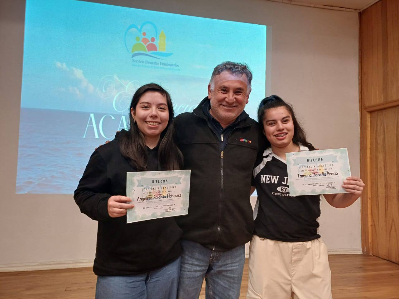 HIJOS DEL COMITÉ DE BIENESTAR DE LA SALUD MUNICIPAL SON PREMIADOS CON LA «EXCELENCIA ACADÉMICA».