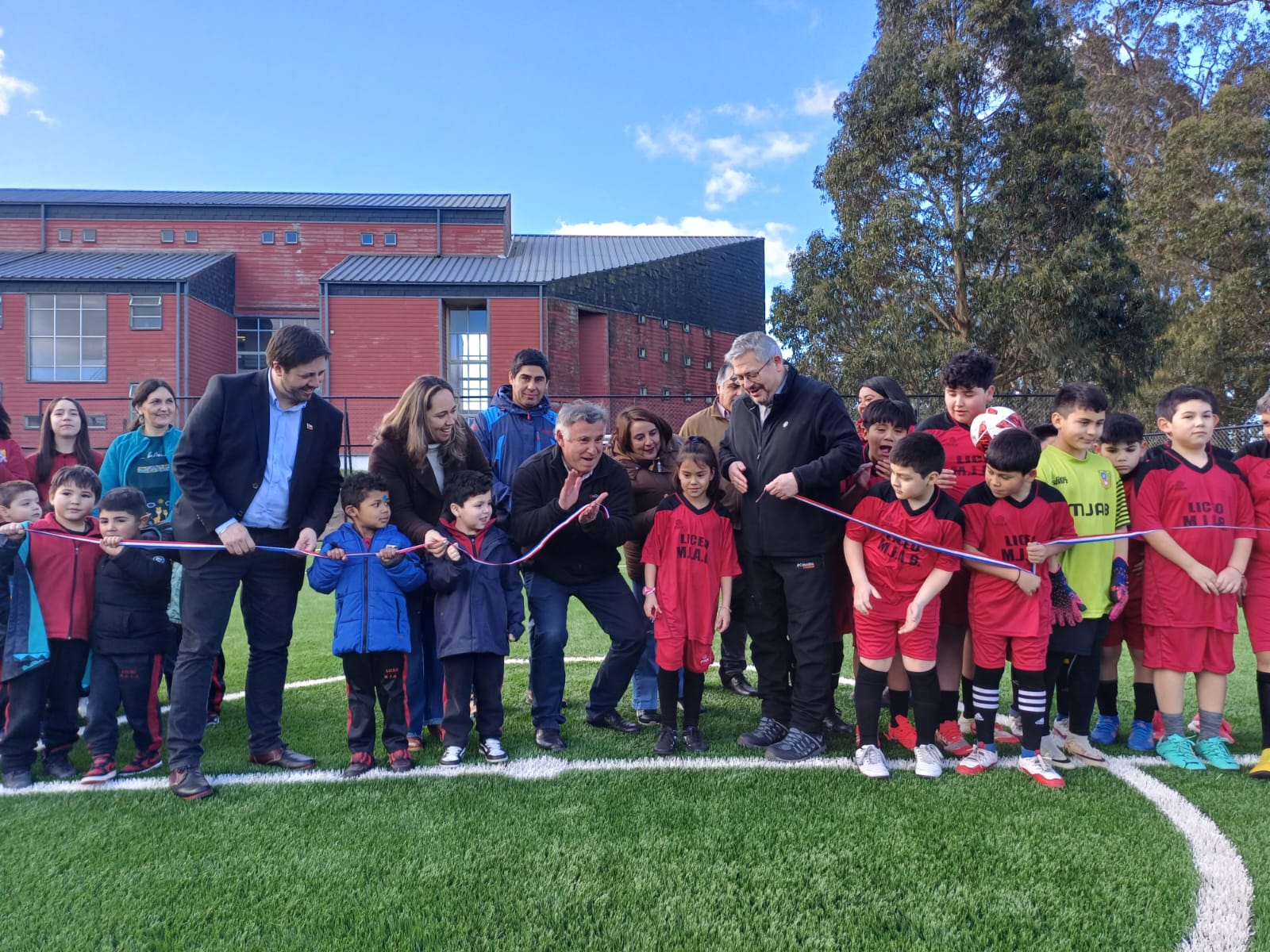 CON LA PRESENCIA DE DIVERSAS AUTORIDADES FUE INAUGURADA FLAMANTE “CANCHA DE FUTBOLITO” DEL LICEO MANUEL JESÚS ANDRADE BÓRQUEZ DE CHONCHI.