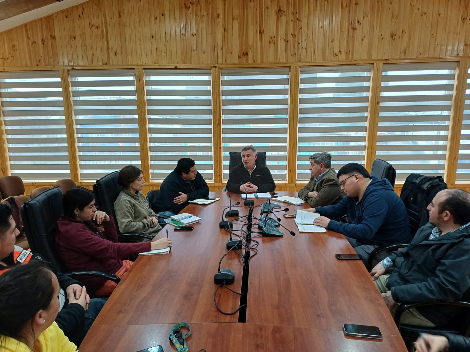 Alcalde de Chonchi, los equipos municipales y la Agrupación Animalista Gordo Bello se reúnen por el bienestar animal, tenencia de responsable y políticas municipales.