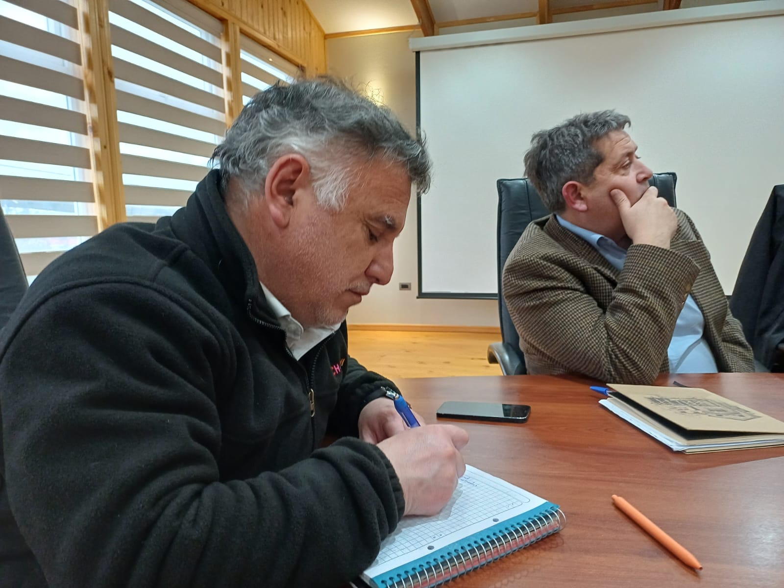 Alcalde de Chonchi, los equipos municipales y la Agrupación Animalista Gordo Bello se reúnen por el bienestar animal, tenencia de responsable y políticas municipales.