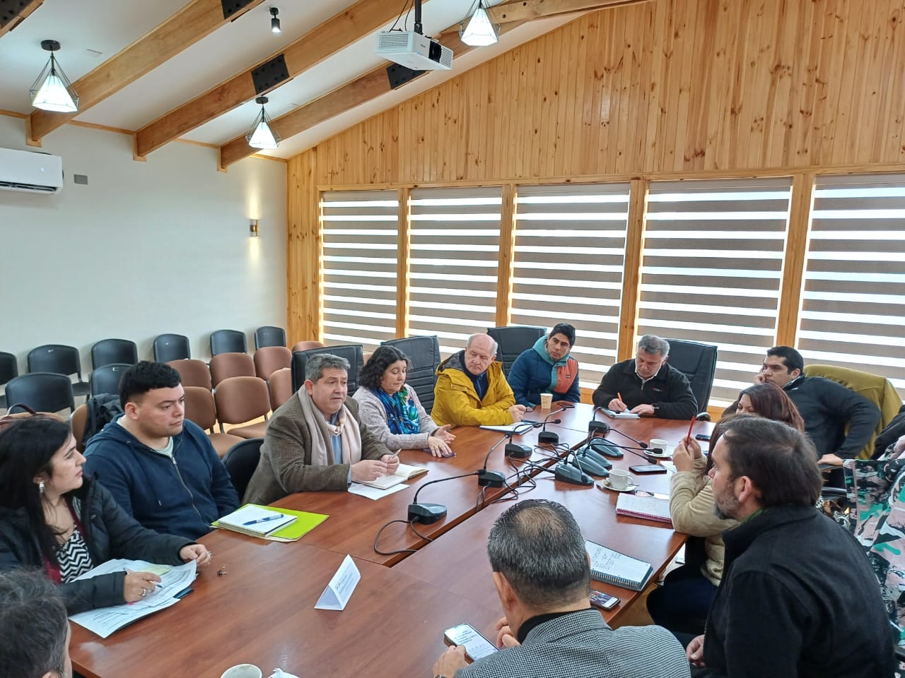 ALCALDE FERNANDO OYARZÚN Y EL CONCEJO MUNICIPAL DE CHONCHI SE REUNEN CON EL DIRECTOR REGIONAL DEL SII.