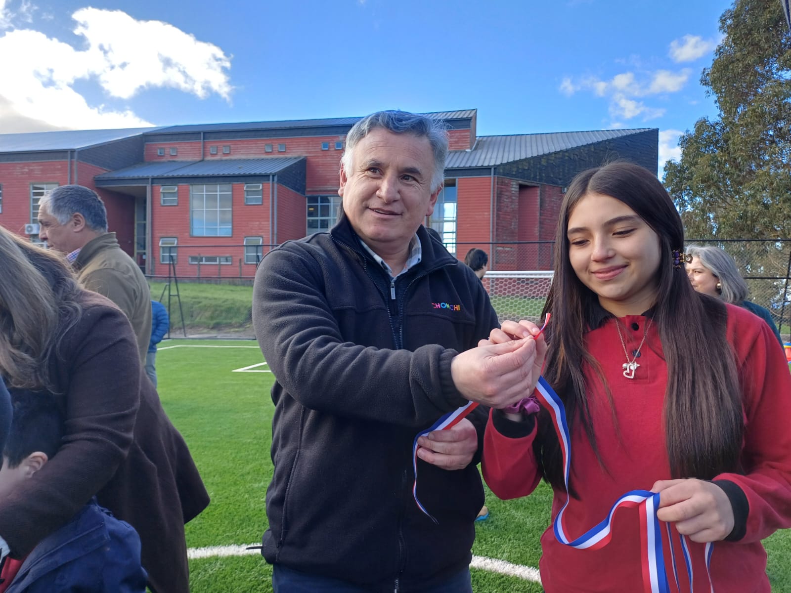CON LA PRESENCIA DE DIVERSAS AUTORIDADES FUE INAUGURADA FLAMANTE “CANCHA DE FUTBOLITO” DEL LICEO MANUEL JESÚS ANDRADE BÓRQUEZ DE CHONCHI.