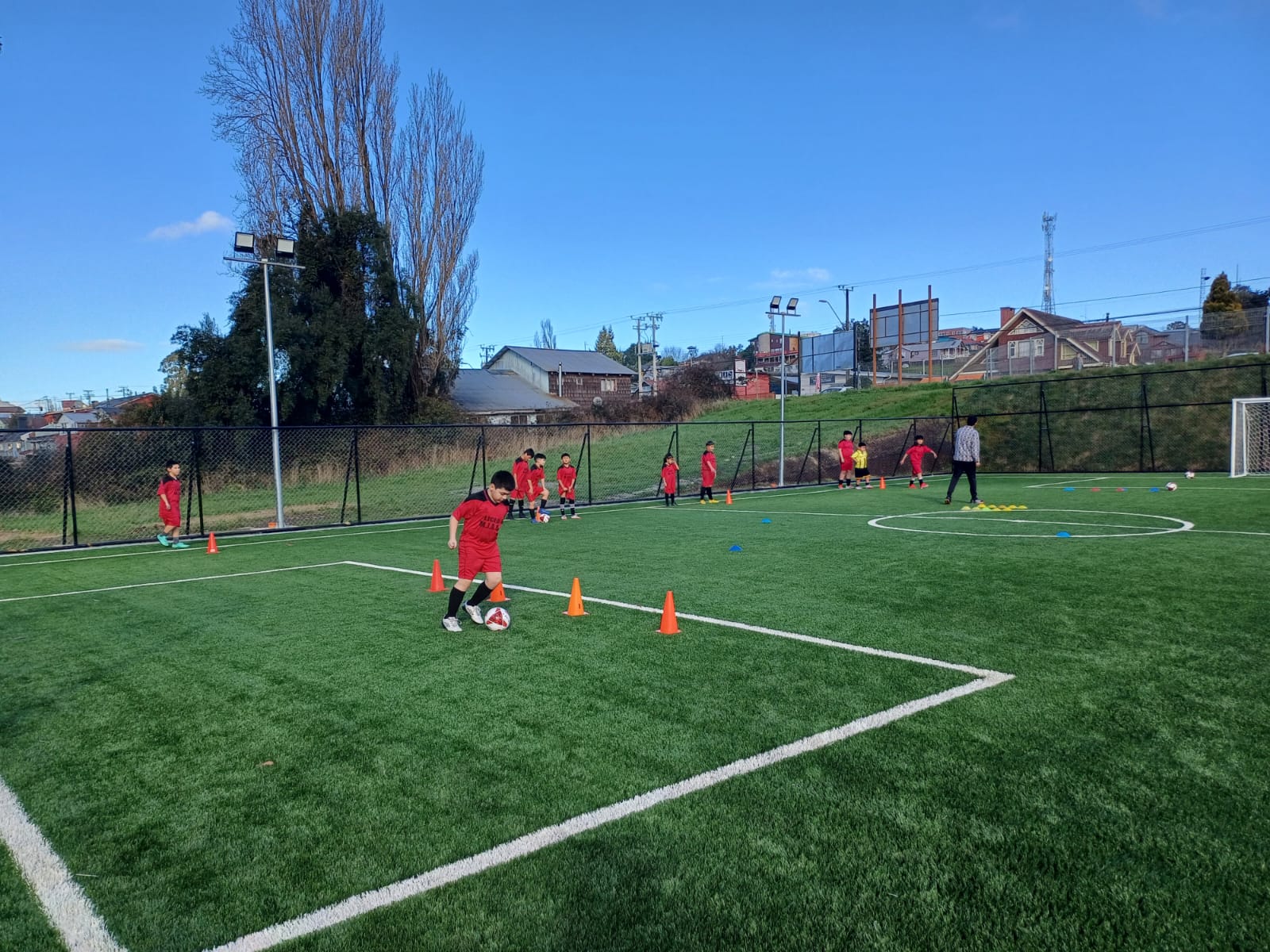CON LA PRESENCIA DE DIVERSAS AUTORIDADES FUE INAUGURADA FLAMANTE “CANCHA DE FUTBOLITO” DEL LICEO MANUEL JESÚS ANDRADE BÓRQUEZ DE CHONCHI.