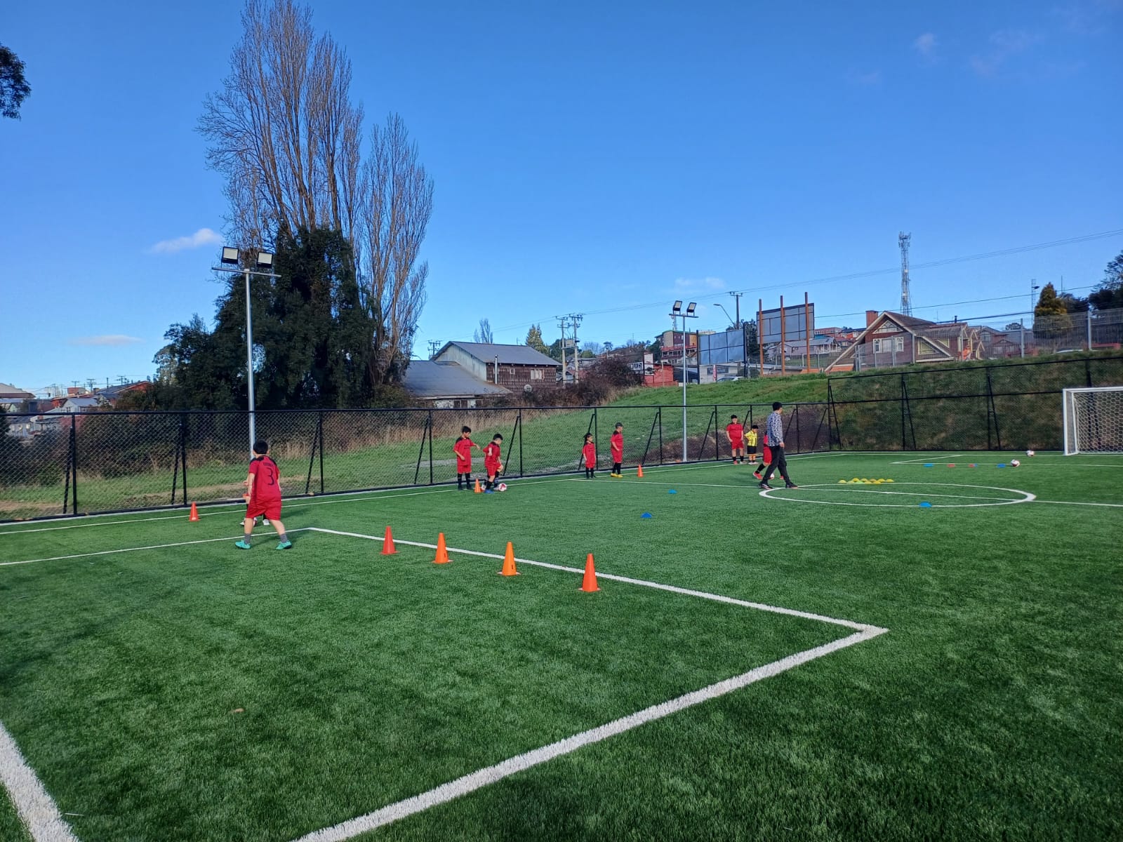 CON LA PRESENCIA DE DIVERSAS AUTORIDADES FUE INAUGURADA FLAMANTE “CANCHA DE FUTBOLITO” DEL LICEO MANUEL JESÚS ANDRADE BÓRQUEZ DE CHONCHI.