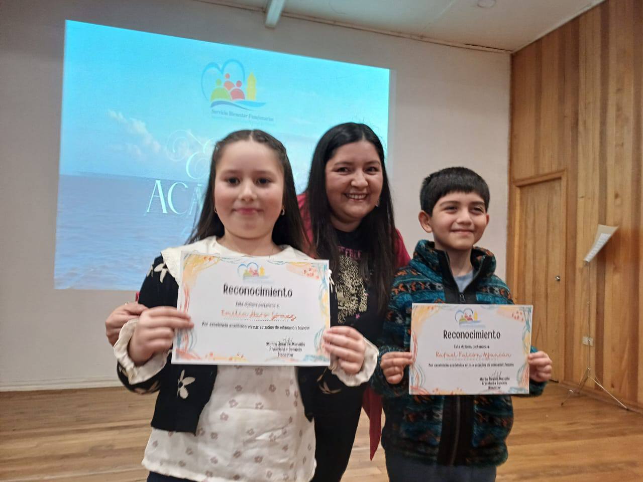 HIJOS DEL COMITÉ DE BIENESTAR DE LA SALUD MUNICIPAL SON PREMIADOS CON LA «EXCELENCIA ACADÉMICA».