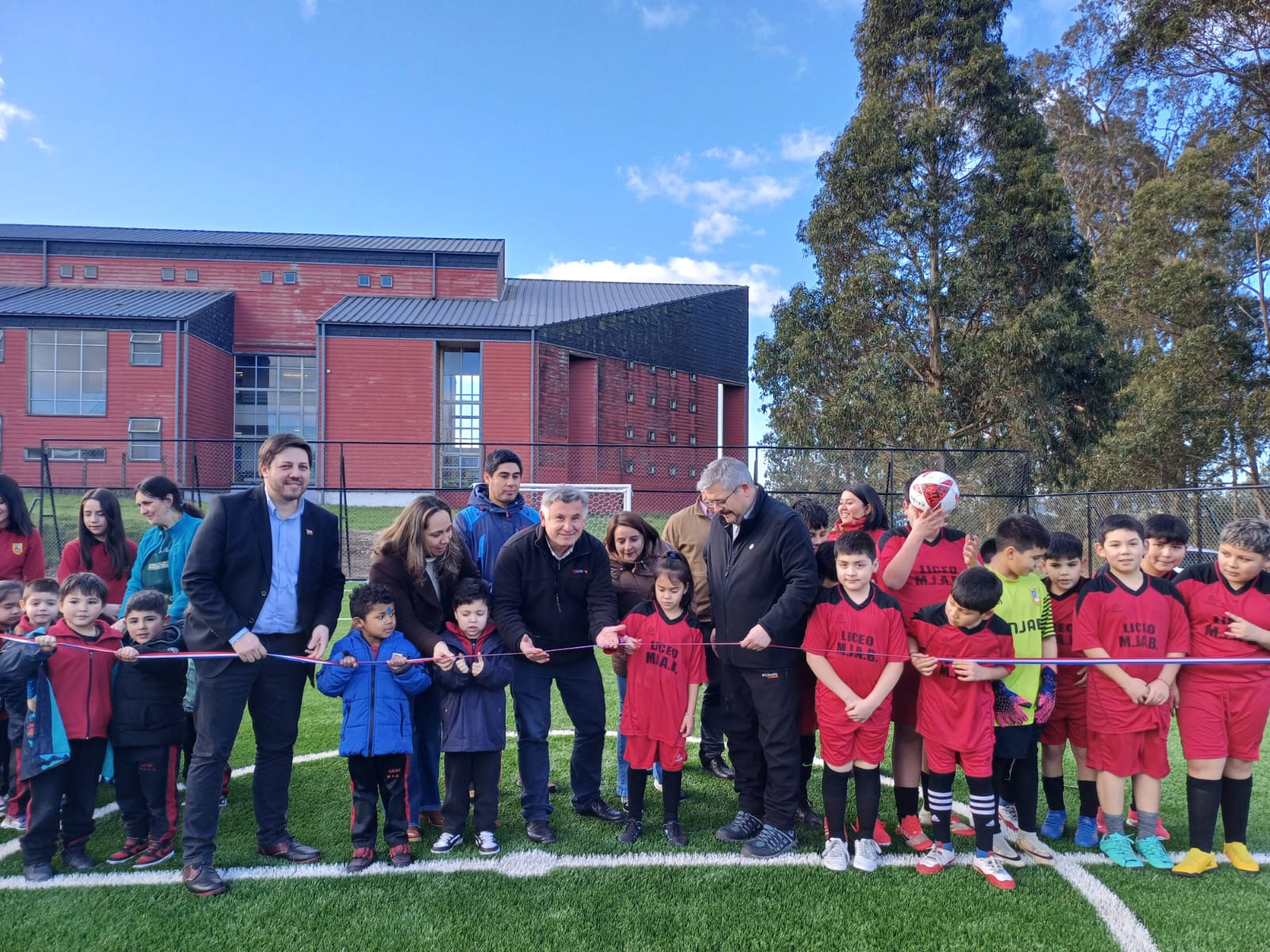 CON LA PRESENCIA DE DIVERSAS AUTORIDADES FUE INAUGURADA FLAMANTE “CANCHA DE FUTBOLITO” DEL LICEO MANUEL JESÚS ANDRADE BÓRQUEZ DE CHONCHI.