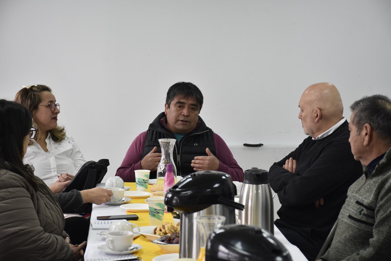 Diálogo y territorio: comunidades indígenas del lago Huillinco–Cucao se articulan con el Estado.