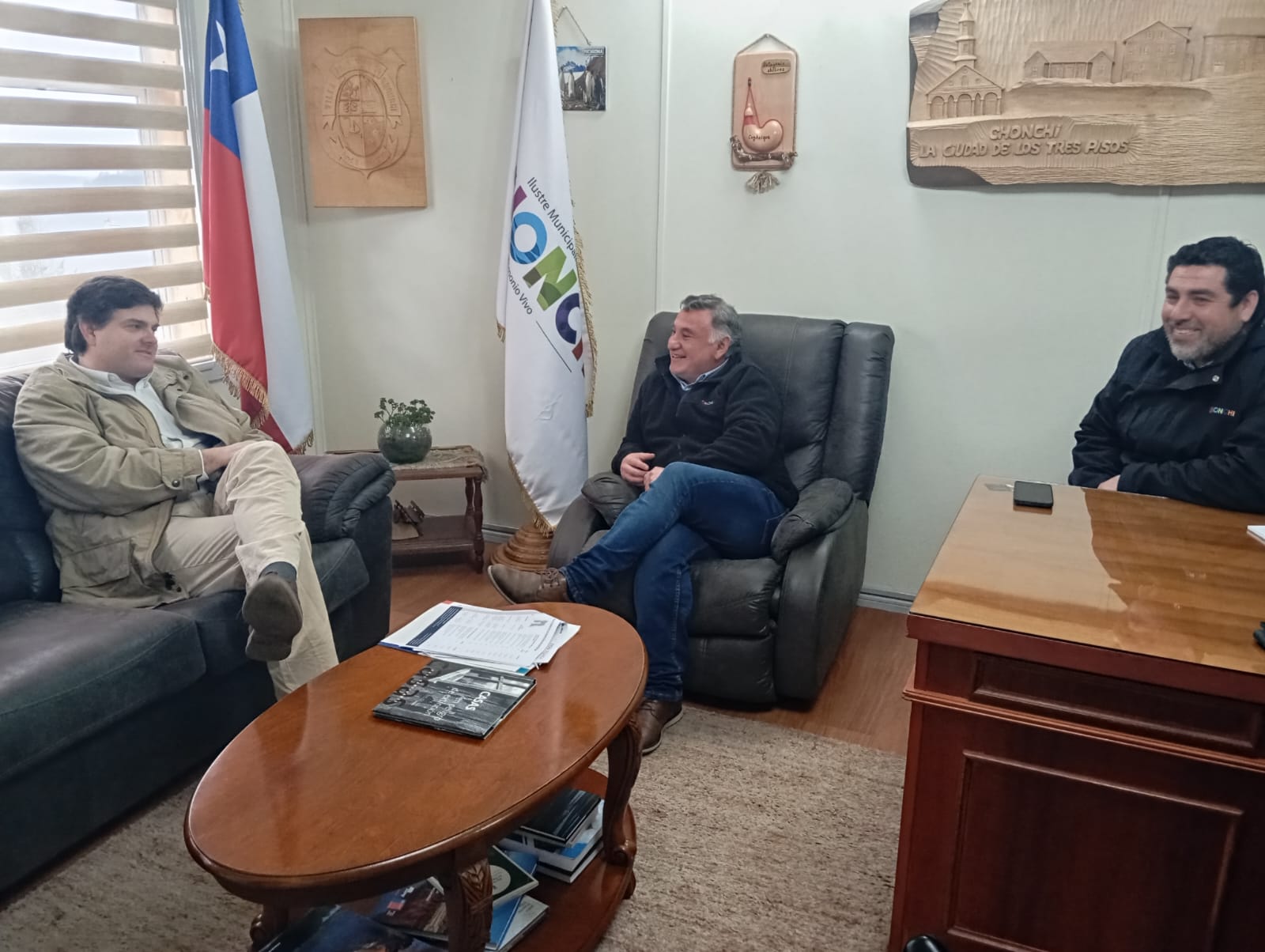 ALCALDE FERNANDO OYARZUN SOSTIENE IMPORTANTE REUNIÓN CON EL PRESIDENTE DE LA ASOCIACIÓN CHILENA DE MUNICIPALIDADES