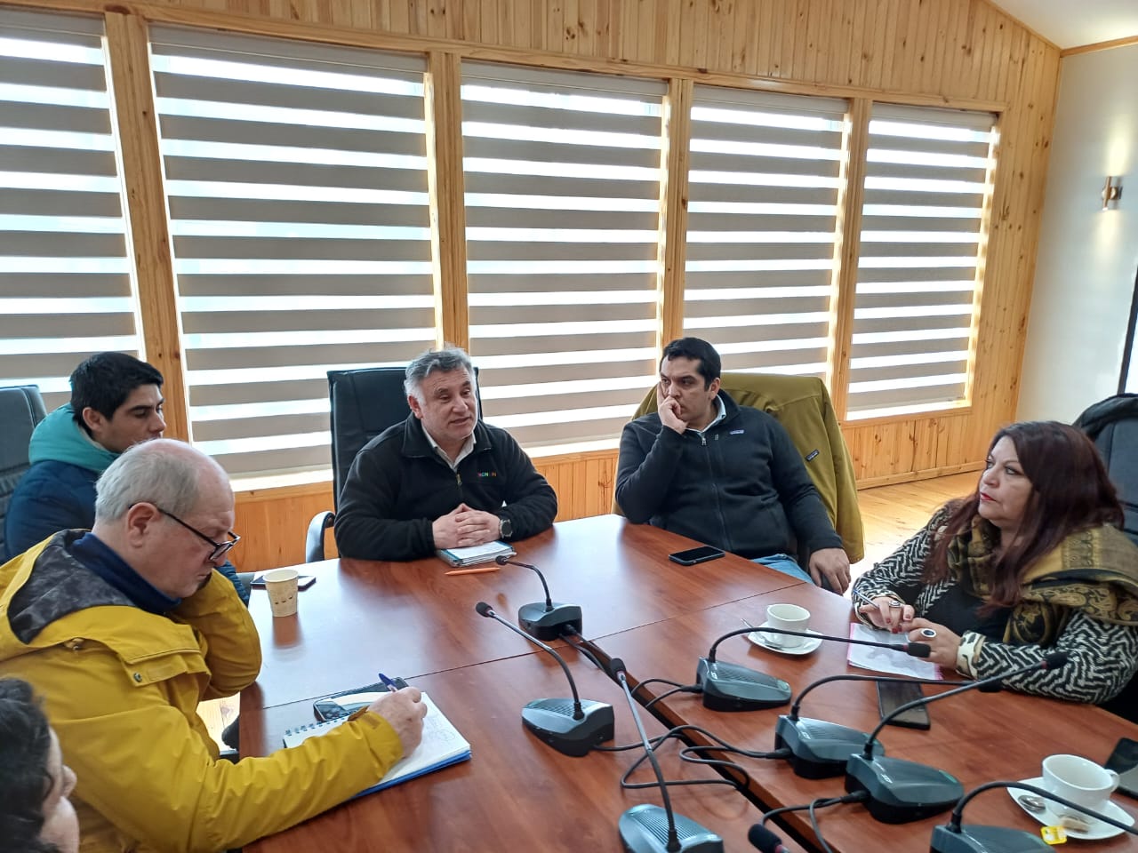ALCALDE FERNANDO OYARZÚN Y EL CONCEJO MUNICIPAL DE CHONCHI SE REUNEN CON EL DIRECTOR REGIONAL DEL SII.