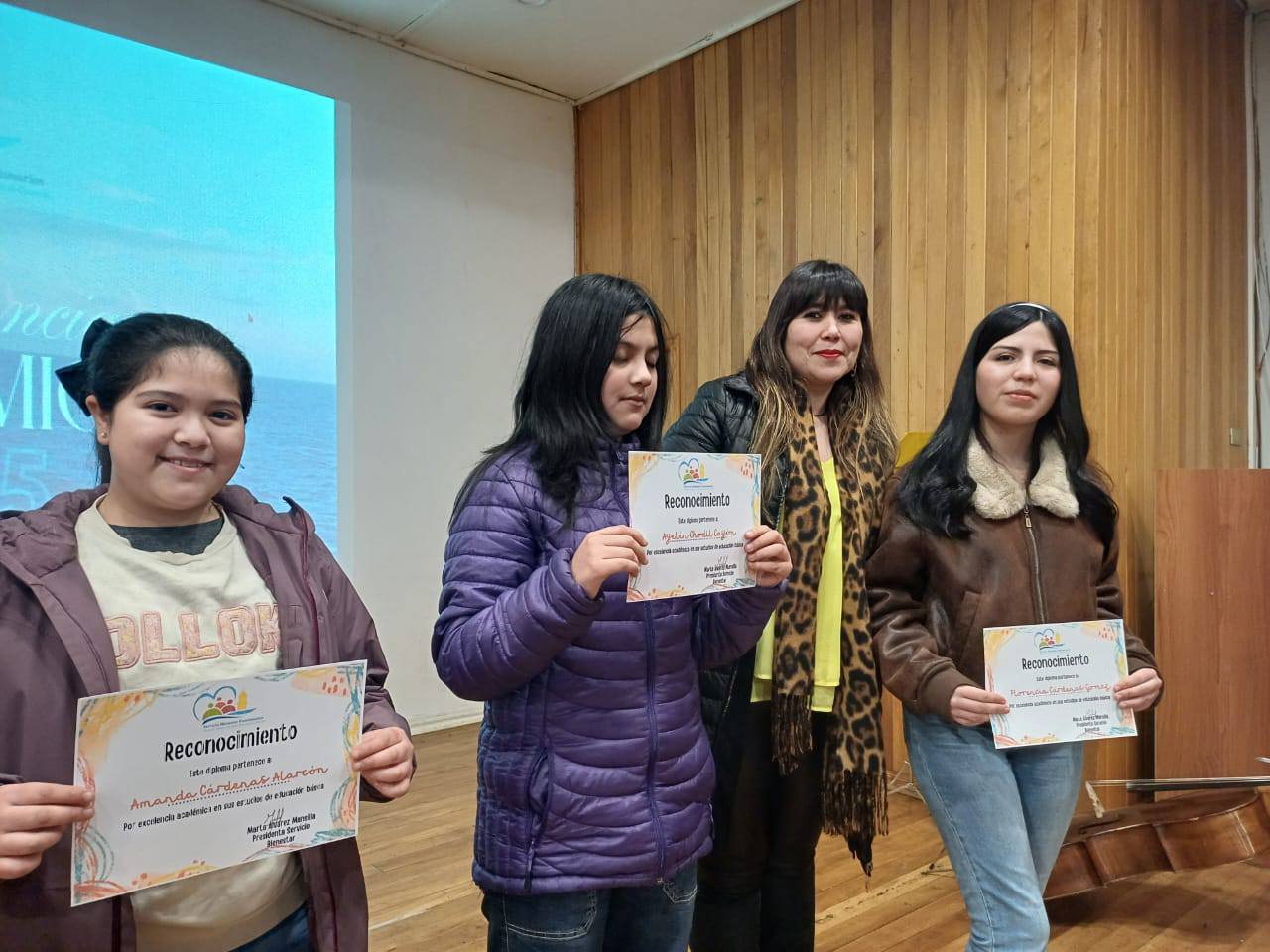 HIJOS DEL COMITÉ DE BIENESTAR DE LA SALUD MUNICIPAL SON PREMIADOS CON LA «EXCELENCIA ACADÉMICA».