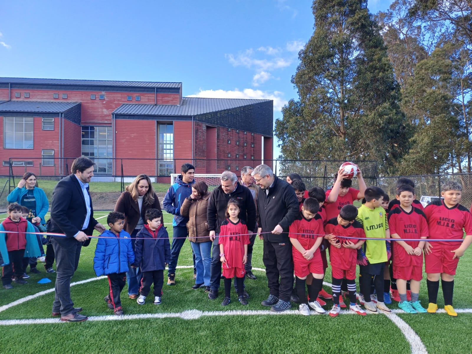 CON LA PRESENCIA DE DIVERSAS AUTORIDADES FUE INAUGURADA FLAMANTE “CANCHA DE FUTBOLITO” DEL LICEO MANUEL JESÚS ANDRADE BÓRQUEZ DE CHONCHI.