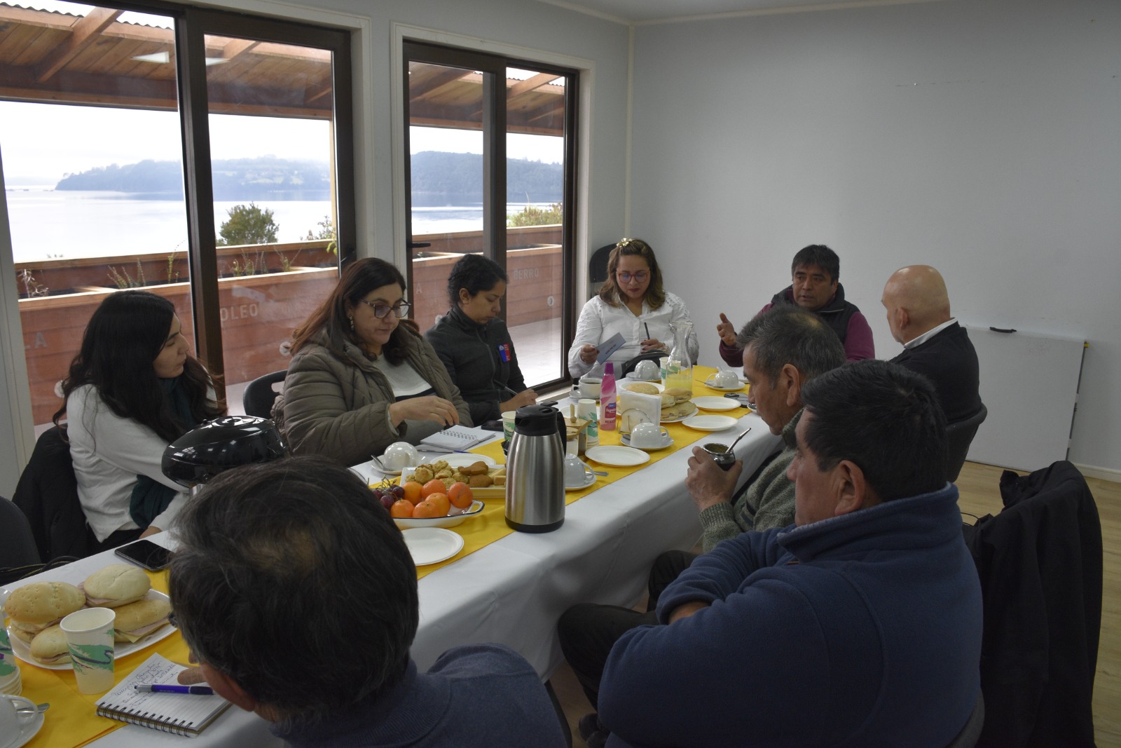 Diálogo y territorio: comunidades indígenas del lago Huillinco–Cucao se articulan con el Estado.