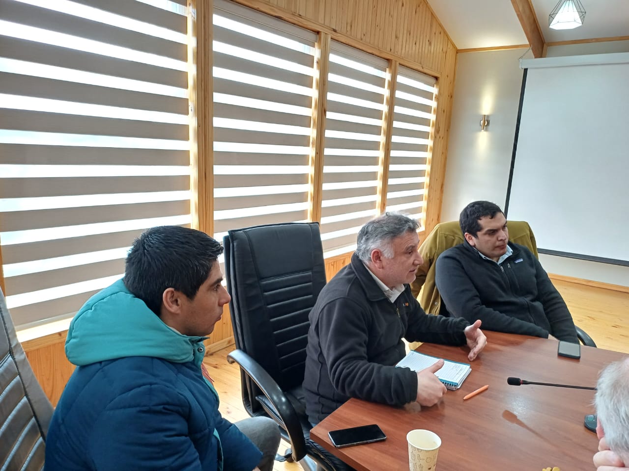 ALCALDE FERNANDO OYARZÚN Y EL CONCEJO MUNICIPAL DE CHONCHI SE REUNEN CON EL DIRECTOR REGIONAL DEL SII.