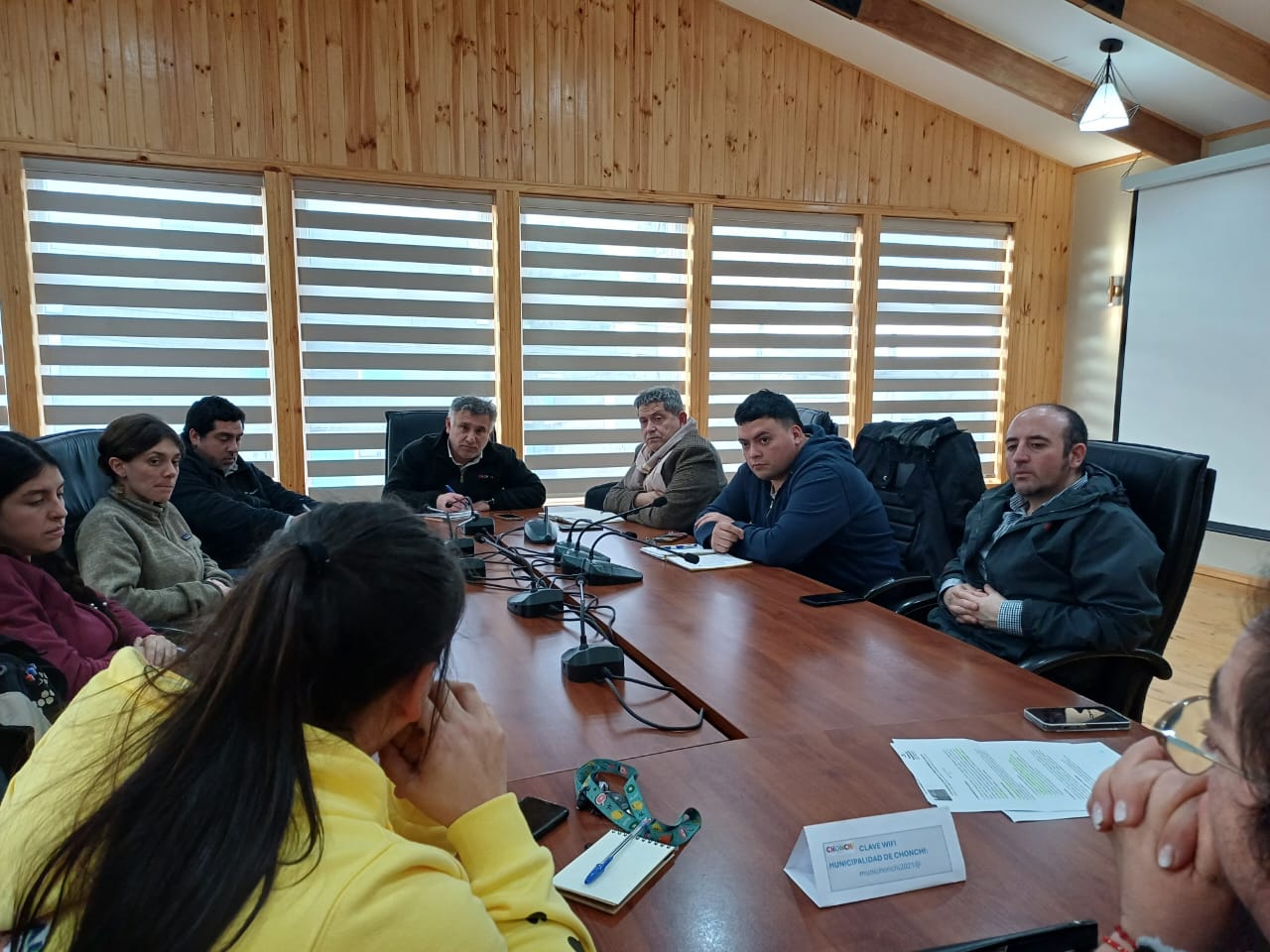 Alcalde de Chonchi, los equipos municipales y la Agrupación Animalista Gordo Bello se reúnen por el bienestar animal, tenencia de responsable y políticas municipales.