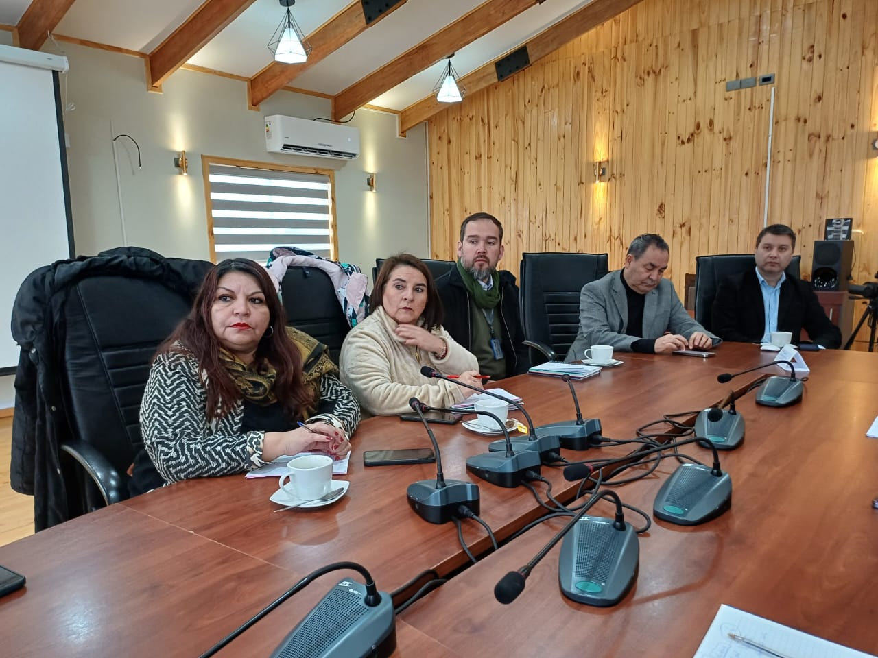 ALCALDE FERNANDO OYARZÚN Y EL CONCEJO MUNICIPAL DE CHONCHI SE REUNEN CON EL DIRECTOR REGIONAL DEL SII.