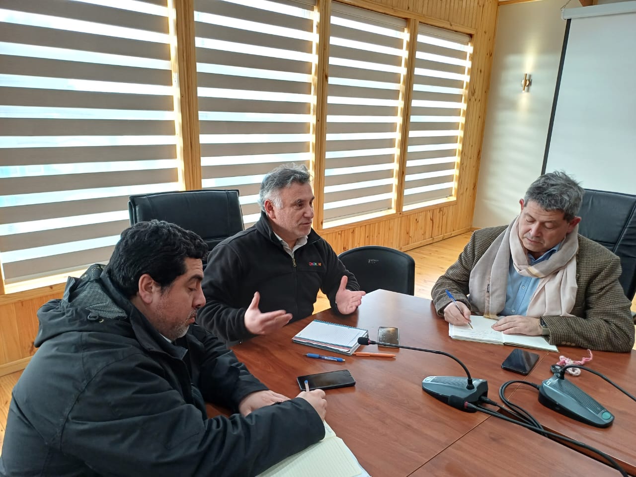 Alcalde de Chonchi, los equipos municipales y la Agrupación Animalista Gordo Bello se reúnen por el bienestar animal, tenencia de responsable y políticas municipales.