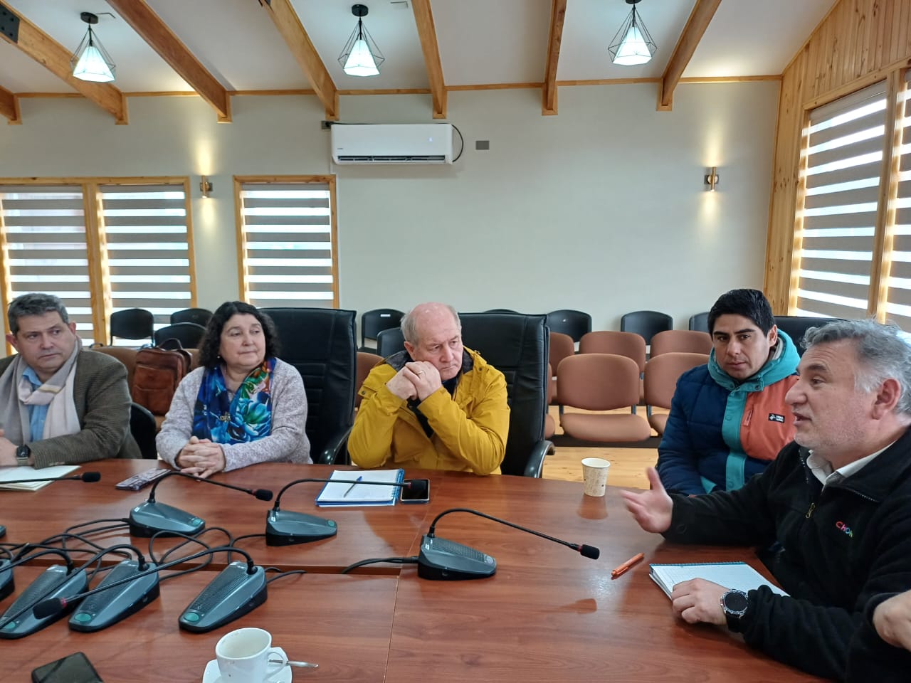 ALCALDE FERNANDO OYARZÚN Y EL CONCEJO MUNICIPAL DE CHONCHI SE REUNEN CON EL DIRECTOR REGIONAL DEL SII.