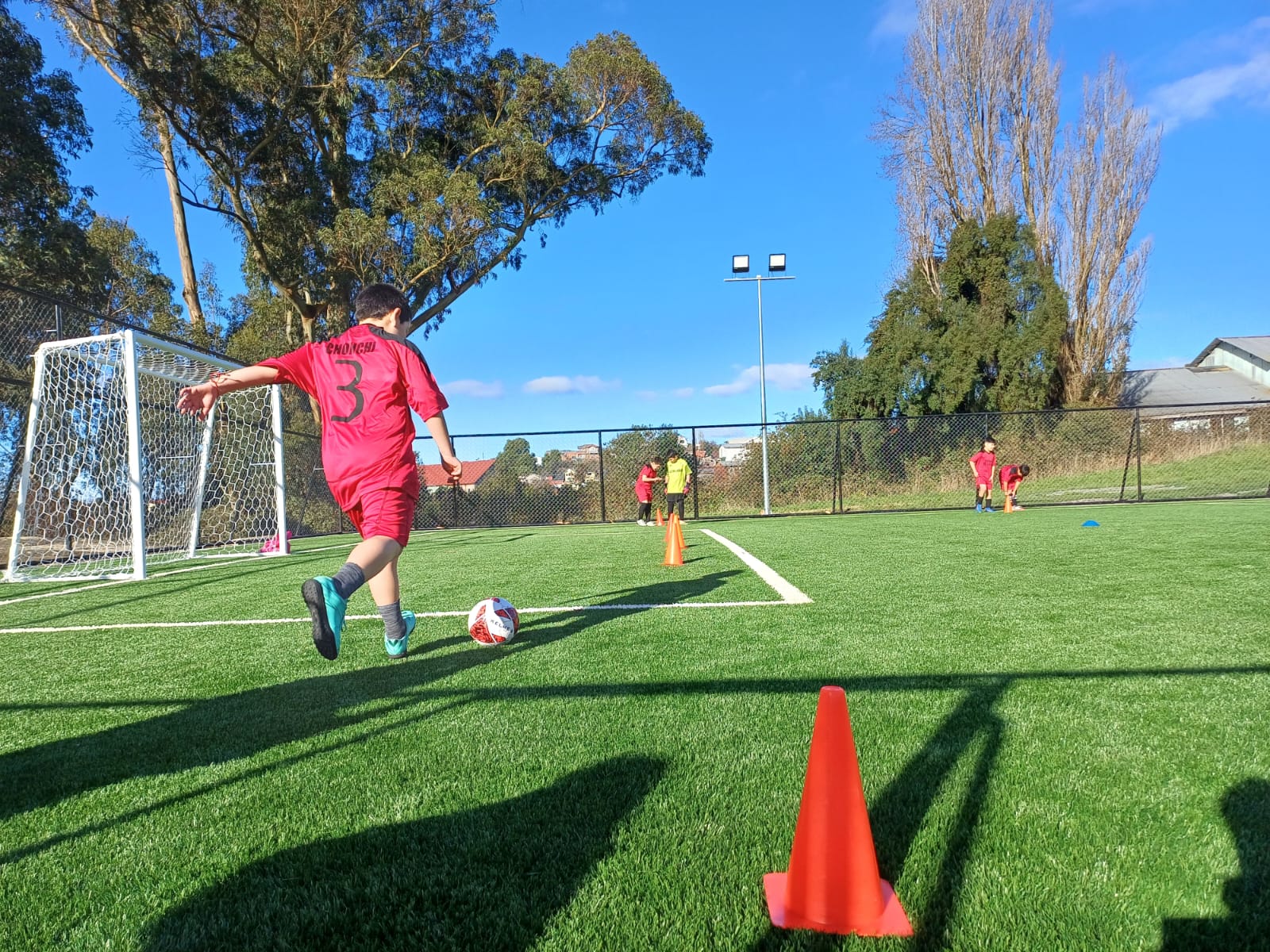 CON LA PRESENCIA DE DIVERSAS AUTORIDADES FUE INAUGURADA FLAMANTE “CANCHA DE FUTBOLITO” DEL LICEO MANUEL JESÚS ANDRADE BÓRQUEZ DE CHONCHI.