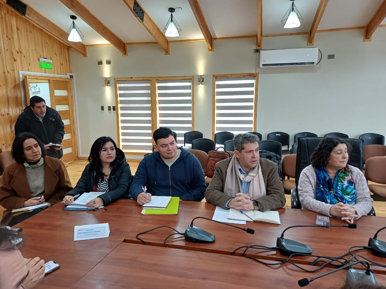 ALCALDE FERNANDO OYARZÚN Y EL CONCEJO MUNICIPAL DE CHONCHI SE REUNEN CON EL DIRECTOR REGIONAL DEL SII.