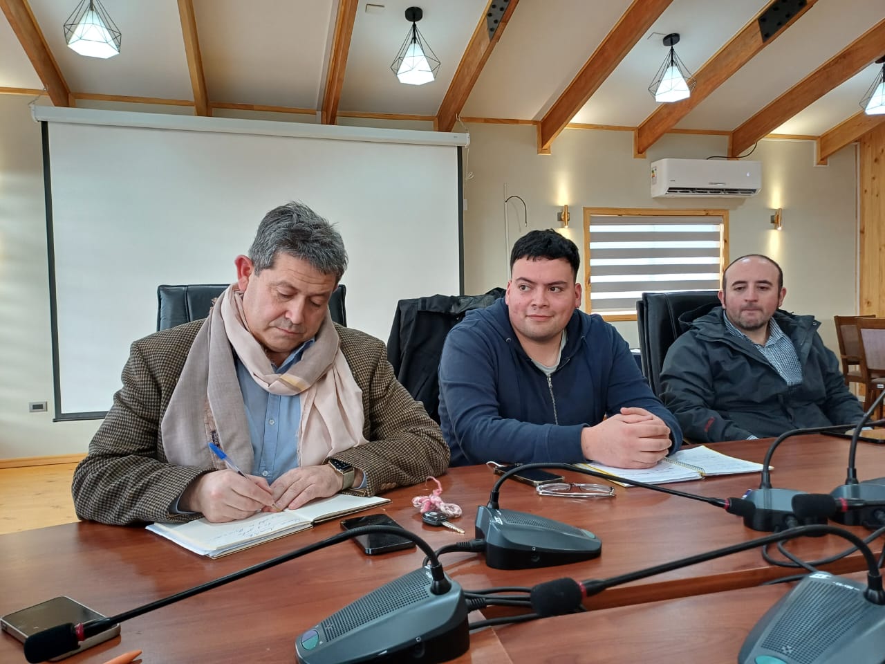 Alcalde de Chonchi, los equipos municipales y la Agrupación Animalista Gordo Bello se reúnen por el bienestar animal, tenencia de responsable y políticas municipales.