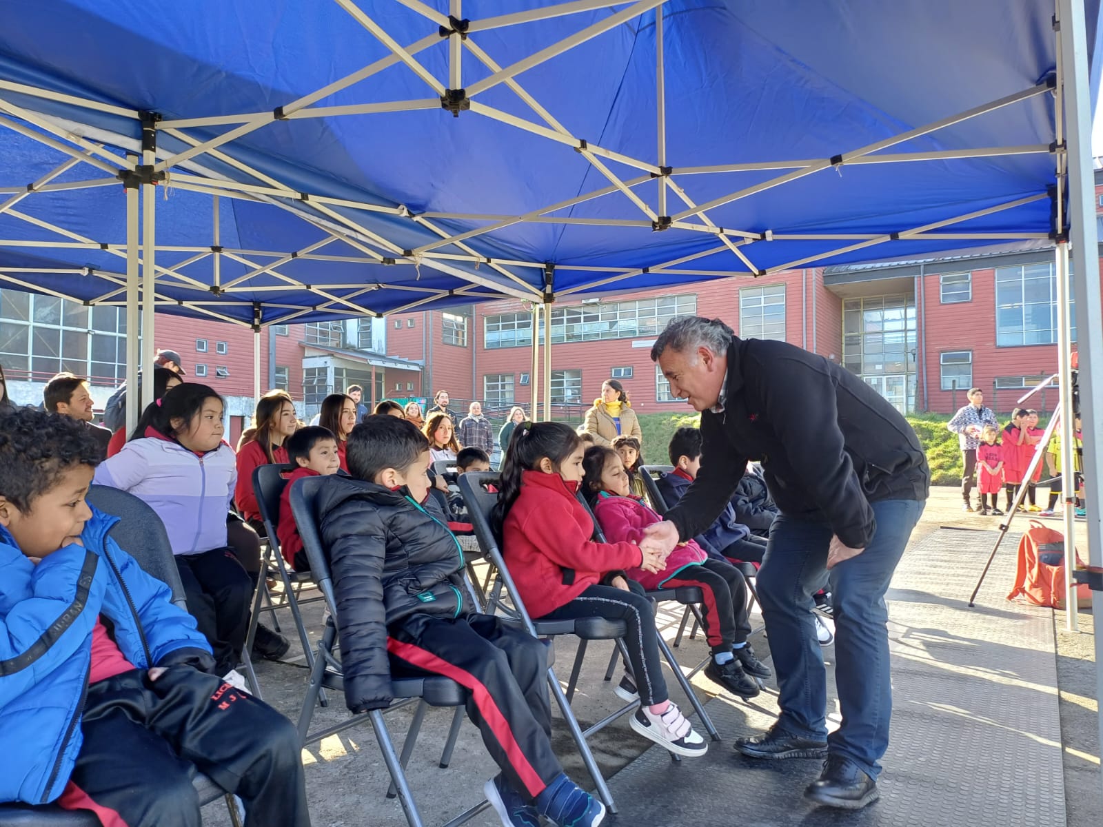 CON LA PRESENCIA DE DIVERSAS AUTORIDADES FUE INAUGURADA FLAMANTE “CANCHA DE FUTBOLITO” DEL LICEO MANUEL JESÚS ANDRADE BÓRQUEZ DE CHONCHI.