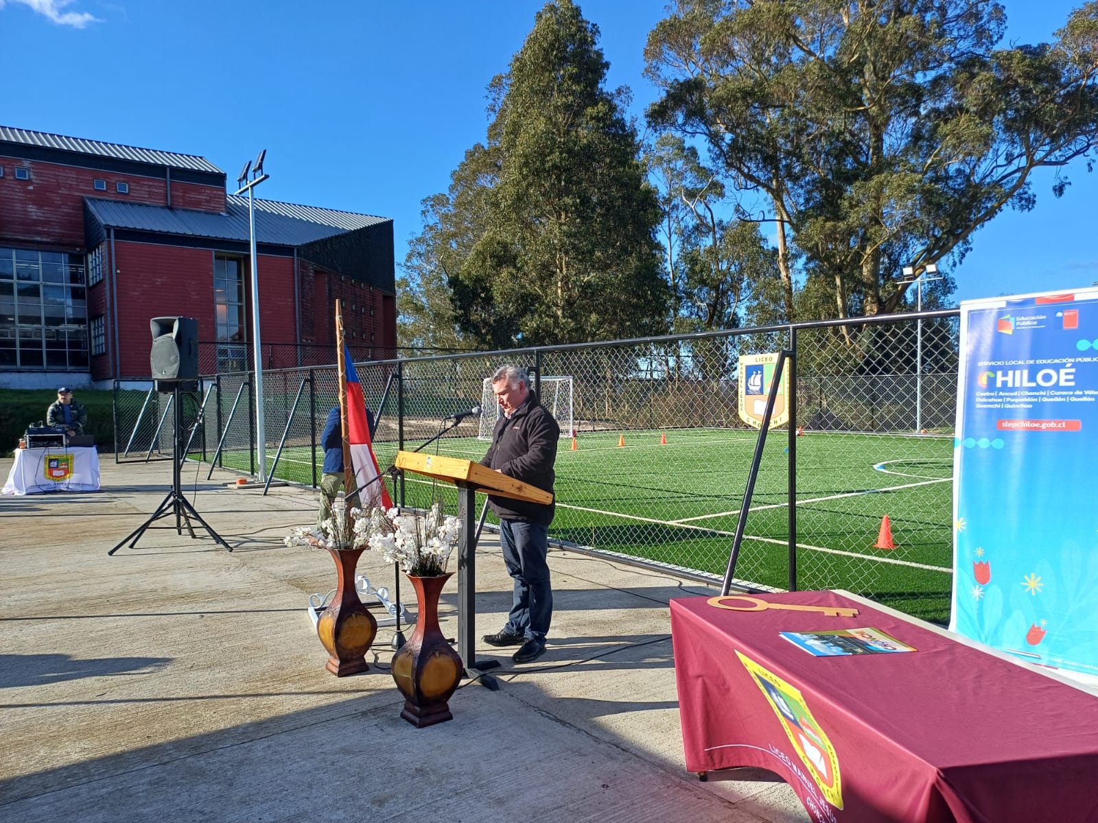 CON LA PRESENCIA DE DIVERSAS AUTORIDADES FUE INAUGURADA FLAMANTE “CANCHA DE FUTBOLITO” DEL LICEO MANUEL JESÚS ANDRADE BÓRQUEZ DE CHONCHI.